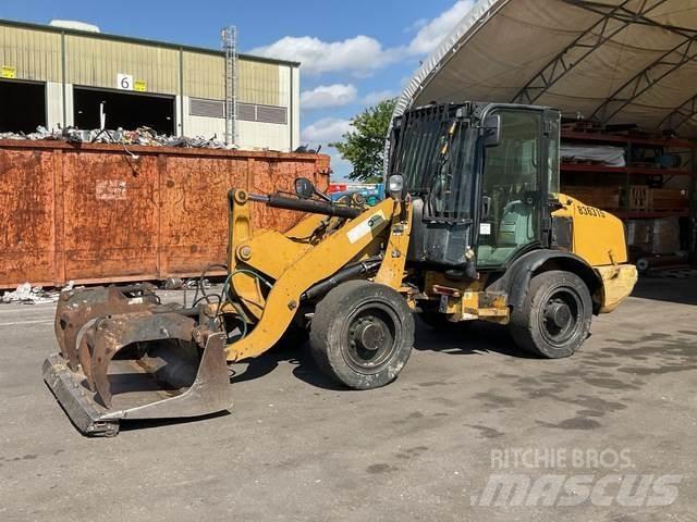 CAT 906H لوادر بعجل