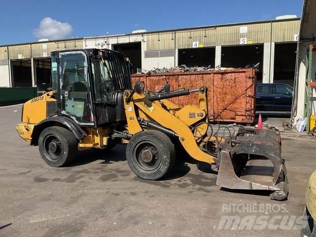 CAT 906H لوادر بعجل