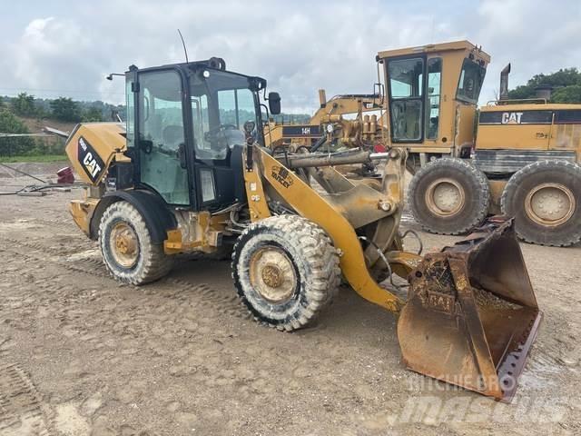 CAT 906H لوادر بعجل