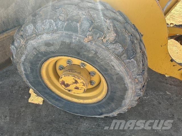 CAT 906H لوادر بعجل