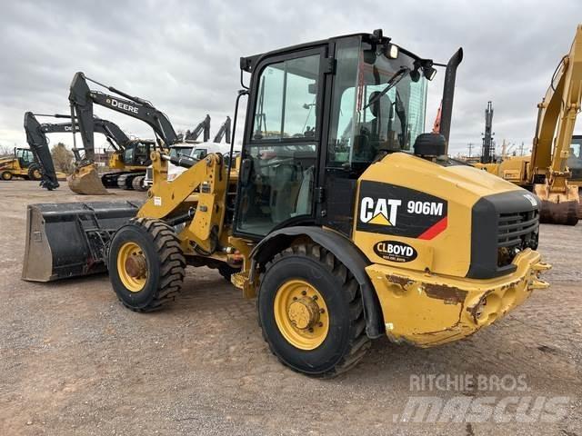 CAT 906M لوادر بعجل