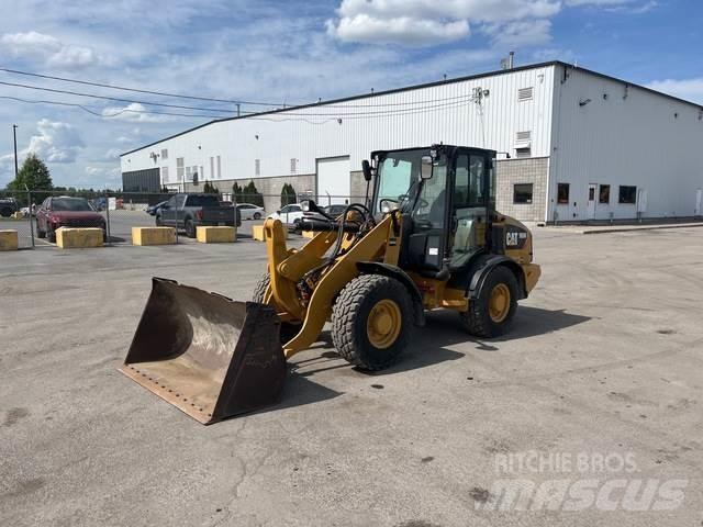 CAT 906M لوادر بعجل