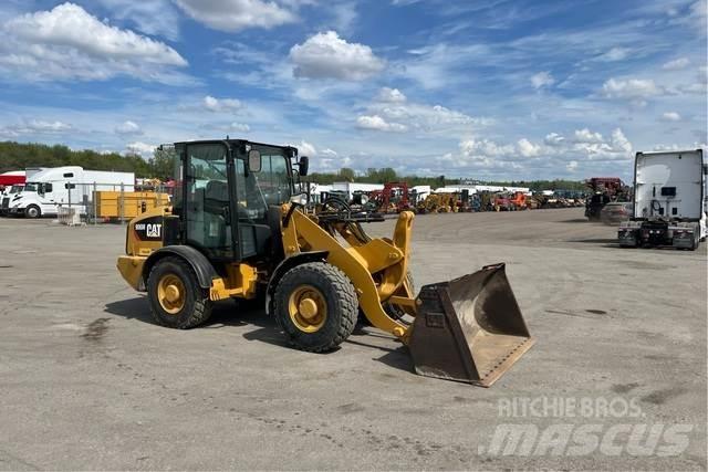 CAT 906M لوادر بعجل