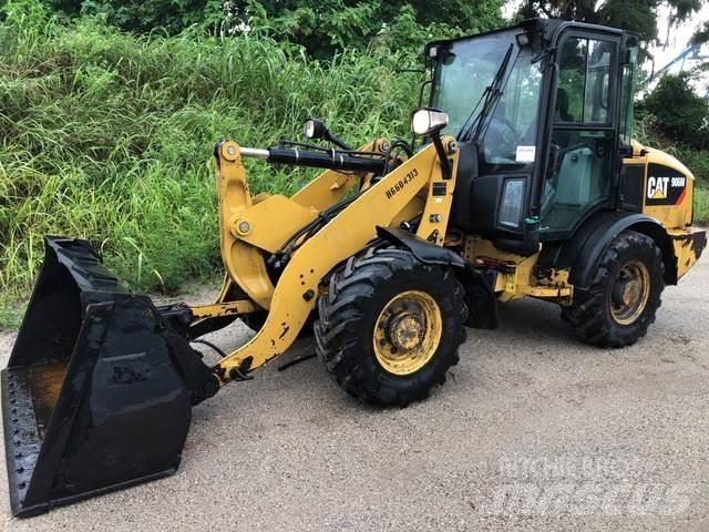 CAT 906M لوادر بعجل