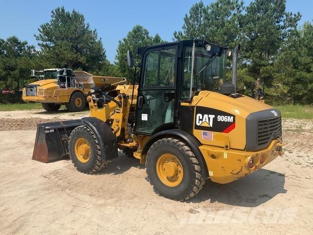 CAT 906M لوادر بعجل