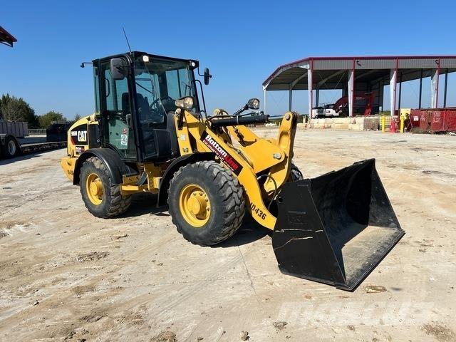 CAT 906M لوادر بعجل