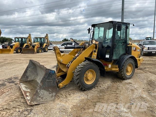 CAT 906M لوادر بعجل