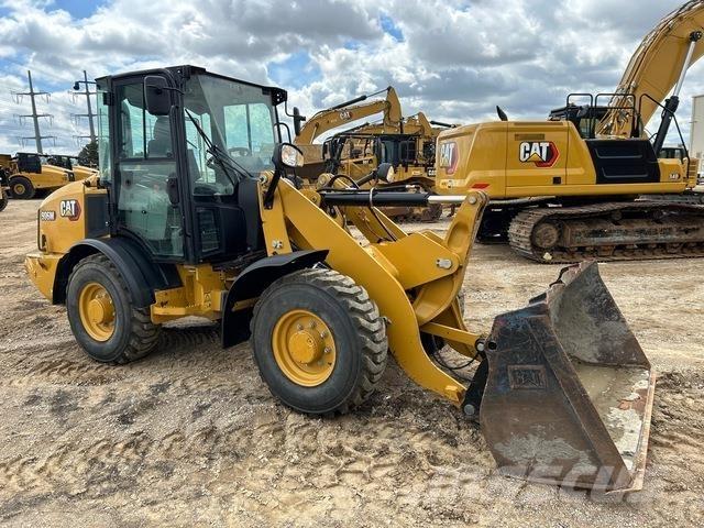 CAT 906M لوادر بعجل