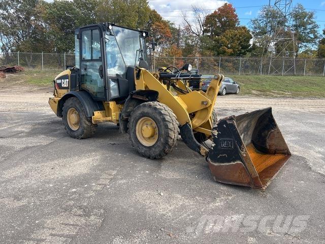 CAT 906M لوادر بعجل