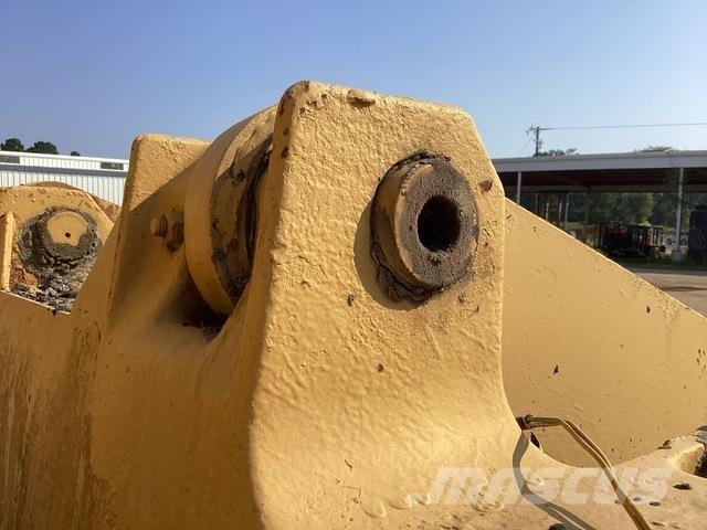 CAT 930 لوادر بعجل