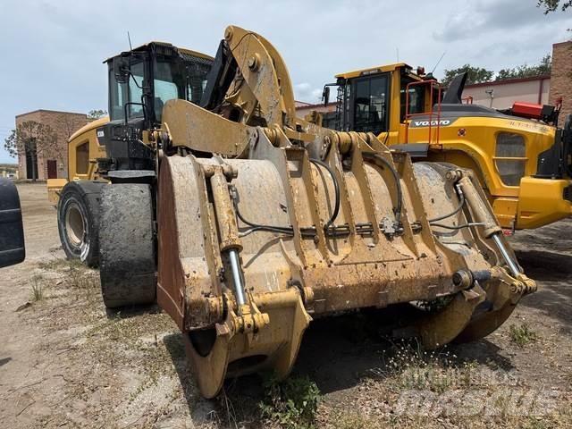 CAT 930M لوادر بعجل