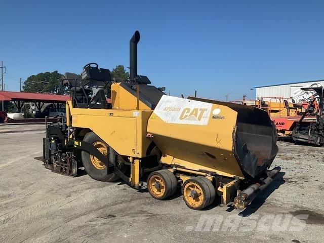 CAT AP-600D معدات السفلتة