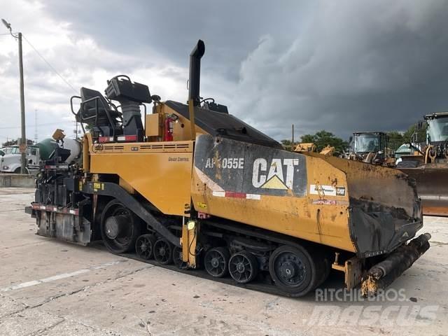CAT AP1055E معدات السفلتة