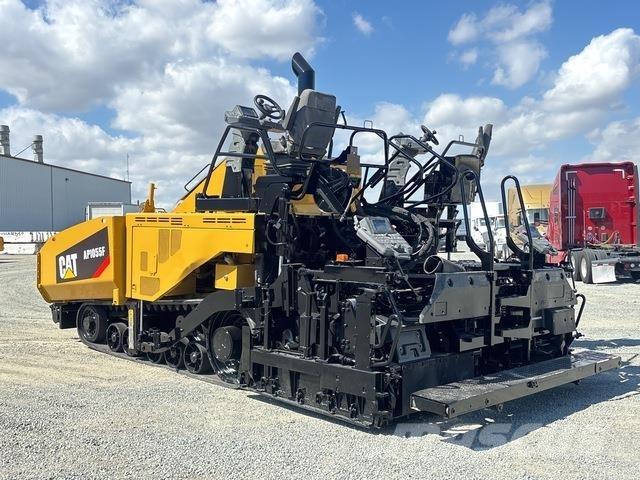 CAT AP1055F معدات السفلتة
