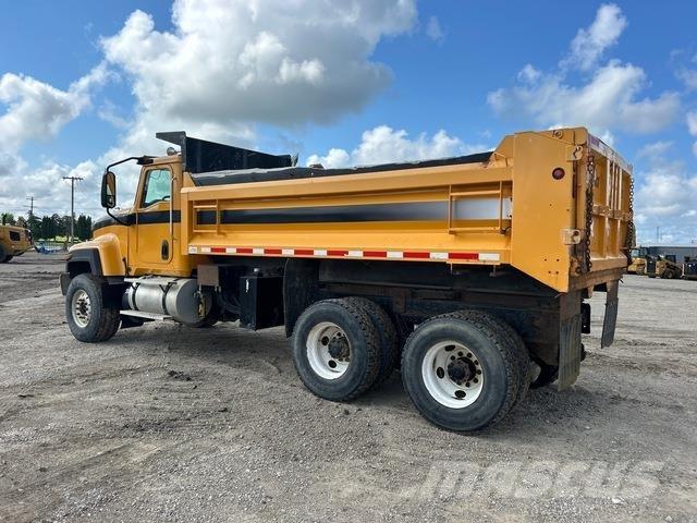 CAT CT681SG شاحنات قلابة