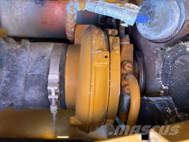 CAT D11 بلدوزرات مجنزرة