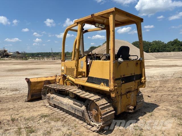CAT D4C بلدوزرات مجنزرة