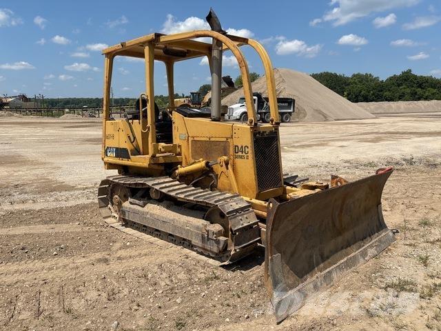 CAT D4C بلدوزرات مجنزرة
