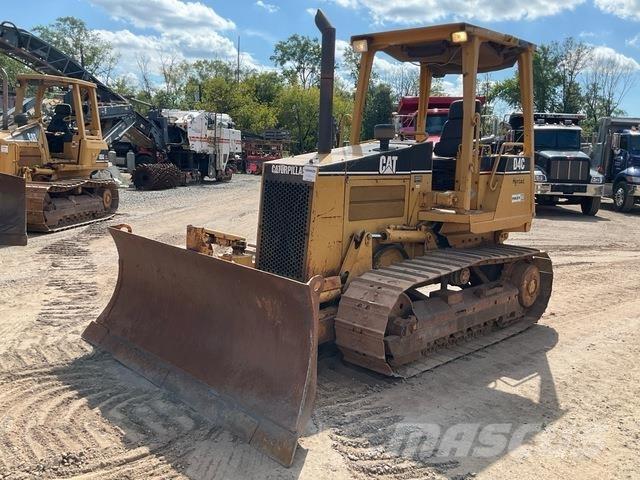 CAT D4C بلدوزرات مجنزرة