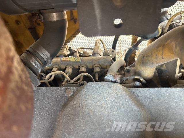 CAT D4K LGP بلدوزرات مجنزرة