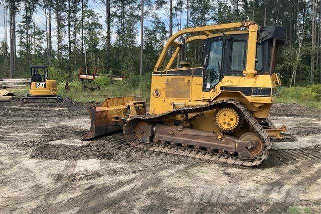 CAT D5M LGP بلدوزرات مجنزرة