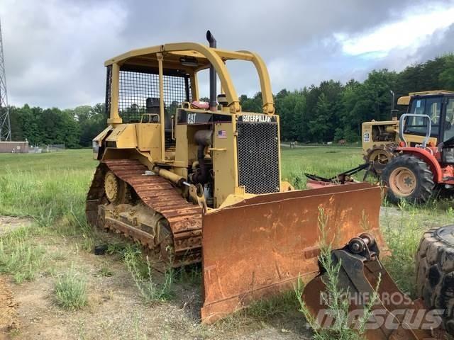 CAT D5M XL بلدوزرات مجنزرة