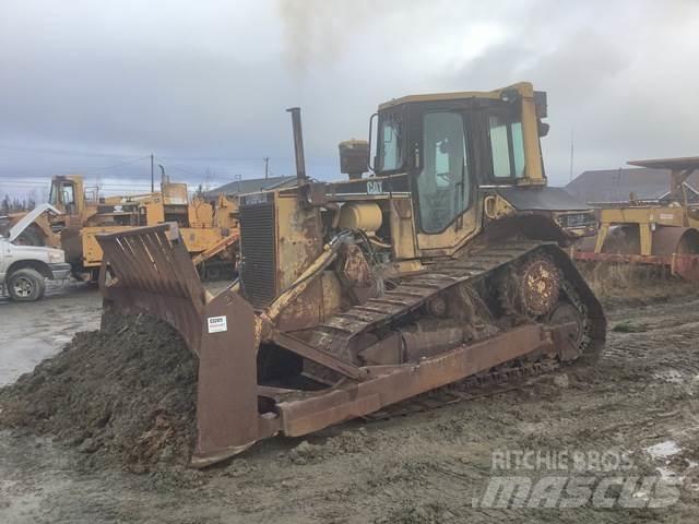 CAT D6 بلدوزرات مجنزرة