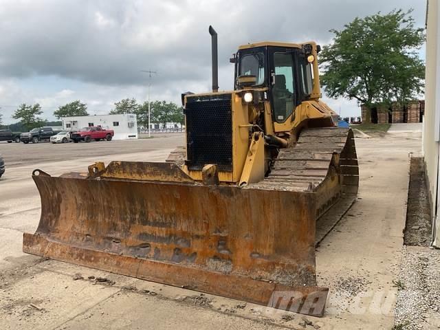 CAT D6 بلدوزرات مجنزرة