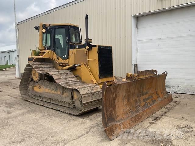 CAT D6 بلدوزرات مجنزرة
