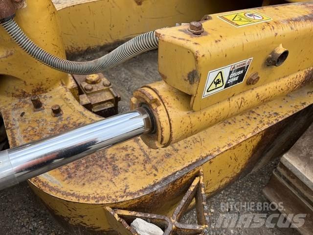 CAT D6N LGP بلدوزرات مجنزرة
