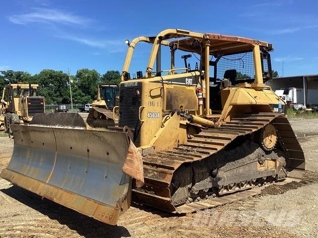 CAT D6N LGP بلدوزرات مجنزرة