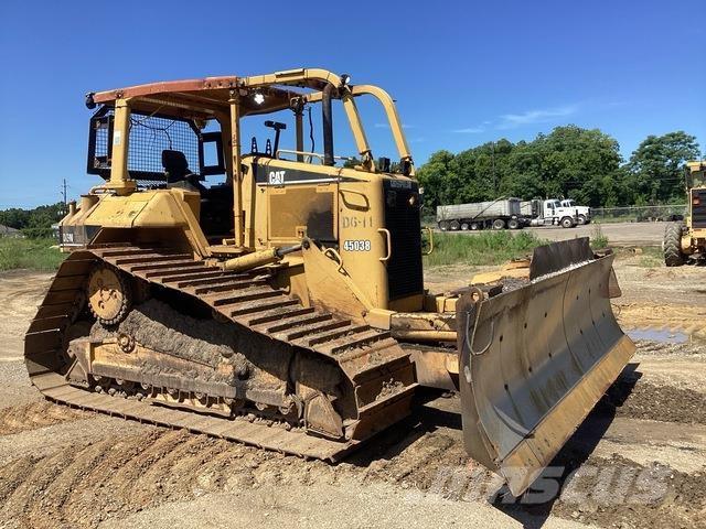 CAT D6N LGP بلدوزرات مجنزرة