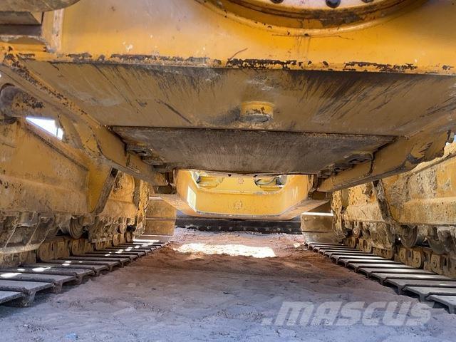 CAT D6N LGP بلدوزرات مجنزرة