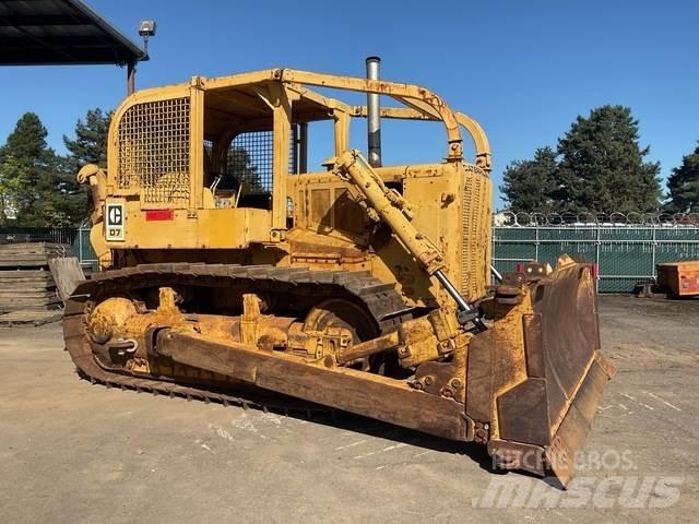 CAT D7 بلدوزرات مجنزرة