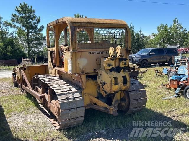 CAT D7 بلدوزرات مجنزرة