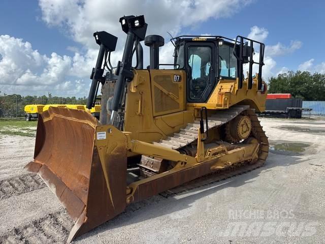 CAT D7 بلدوزرات مجنزرة