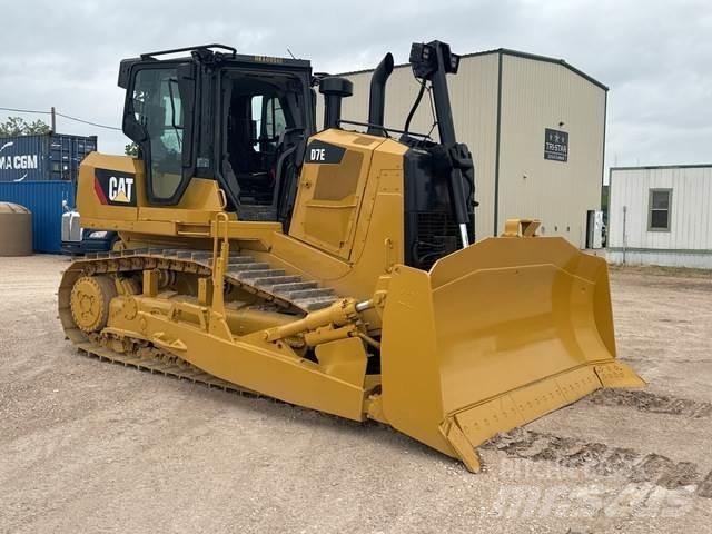 CAT D7E بلدوزرات مجنزرة