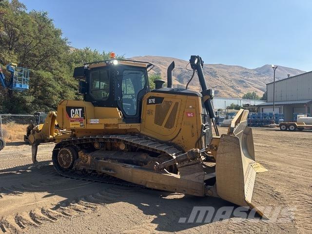 CAT D7E بلدوزرات مجنزرة