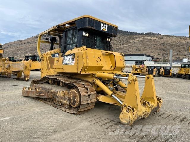 CAT D7E بلدوزرات مجنزرة