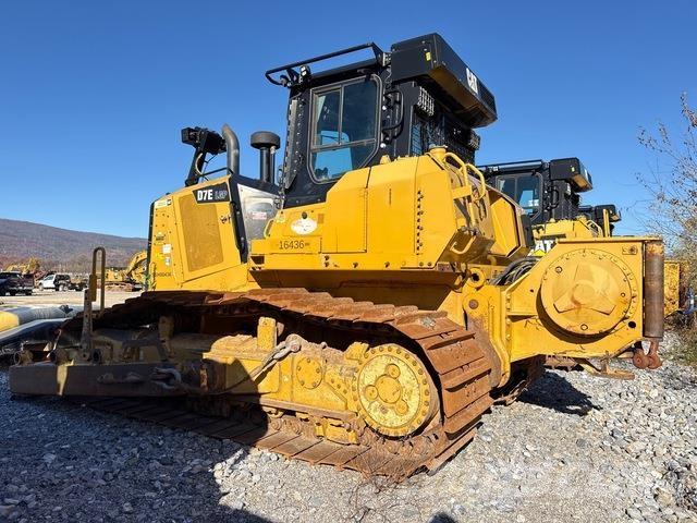 CAT D7E LGP بلدوزرات مجنزرة