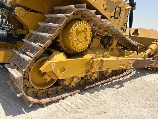 CAT D8 بلدوزرات مجنزرة