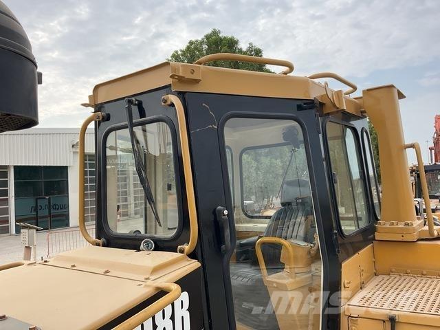 CAT D8R بلدوزرات مجنزرة