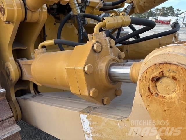 CAT D8T بلدوزرات مجنزرة