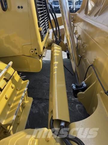 CAT D8T بلدوزرات مجنزرة