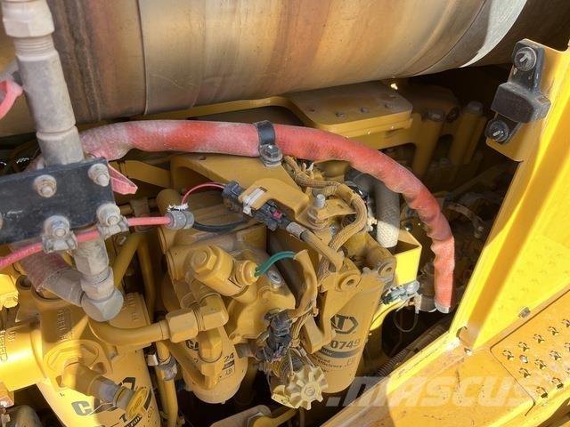 CAT D8T بلدوزرات مجنزرة