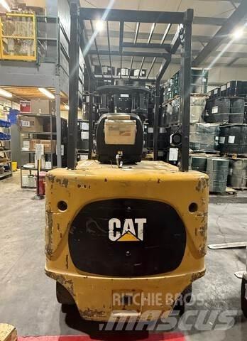 CAT E8000 شاحنات ذات رافعات شوكية تعمل بالكهرباء