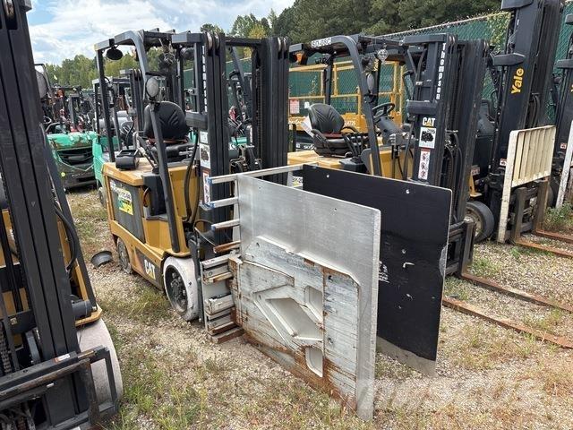 CAT EC25N2 شاحنات ذات رافعات شوكية تعمل بالكهرباء