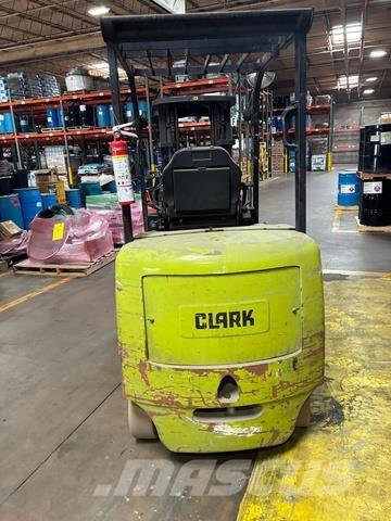Clark ECW30 شاحنات ذات رافعات شوكية تعمل بالكهرباء