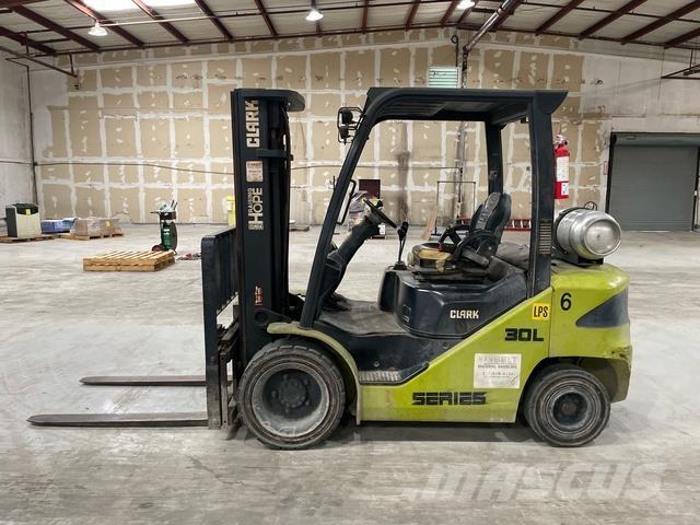 Clark S30L شاحنات ذات رافعات شوكية تعمل بالكهرباء