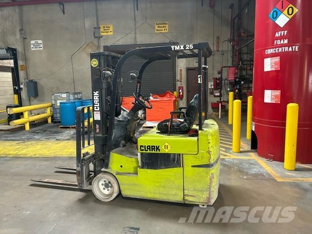Clark TMX25 شاحنات ذات رافعات شوكية تعمل بالكهرباء